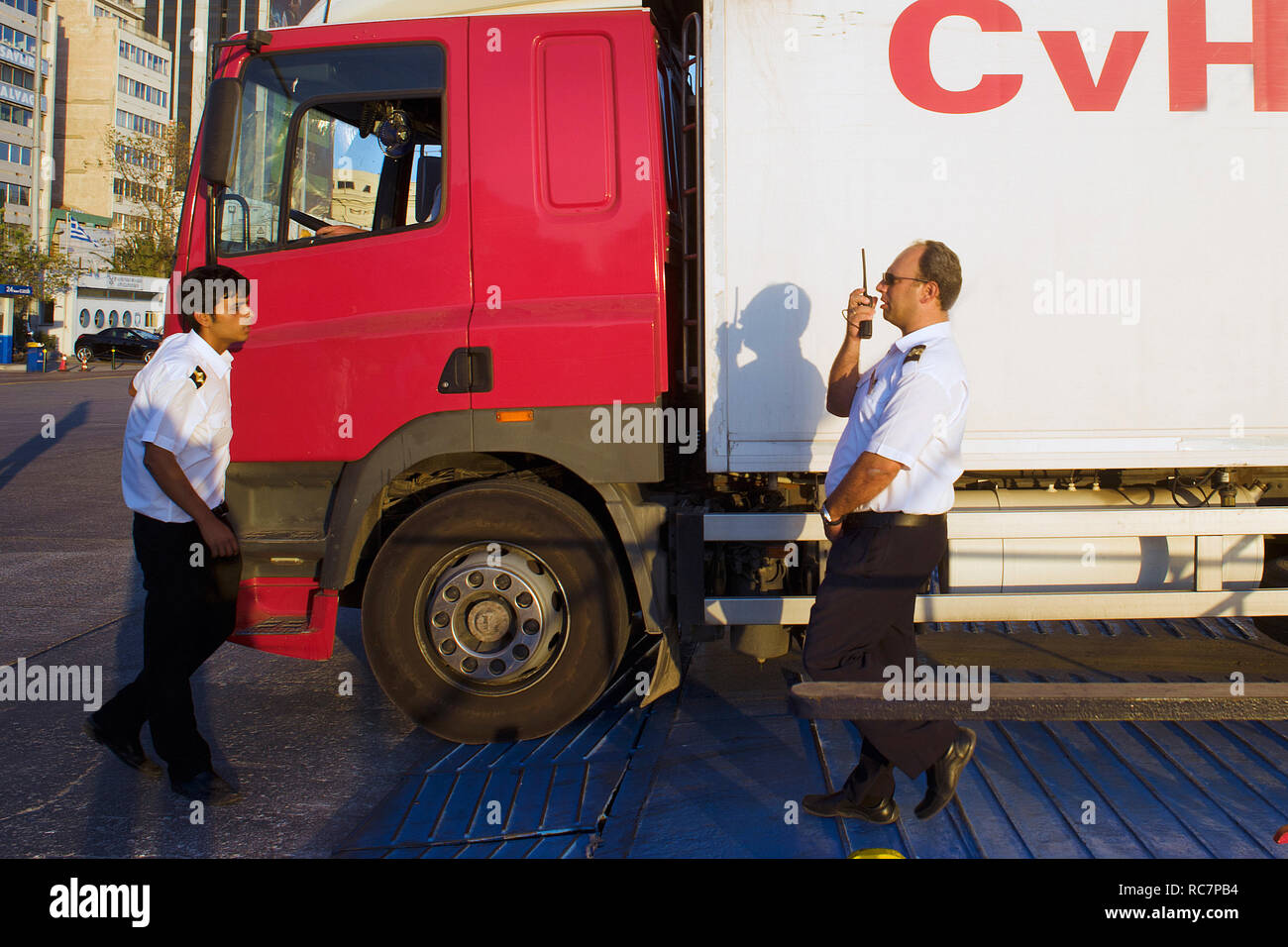 Chargement de camion sur un car-ferry sur le port du Pirée, Grèce Banque D'Images