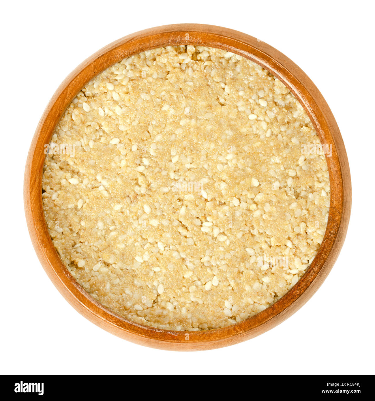 Blanc fait maison avec des graines de sésame tahini dans bol en bois. La masse de condiments graines de sésame décortiqué. Dip. Ingrédient de l'hoummos, Baba Ghanoush, halva. Banque D'Images