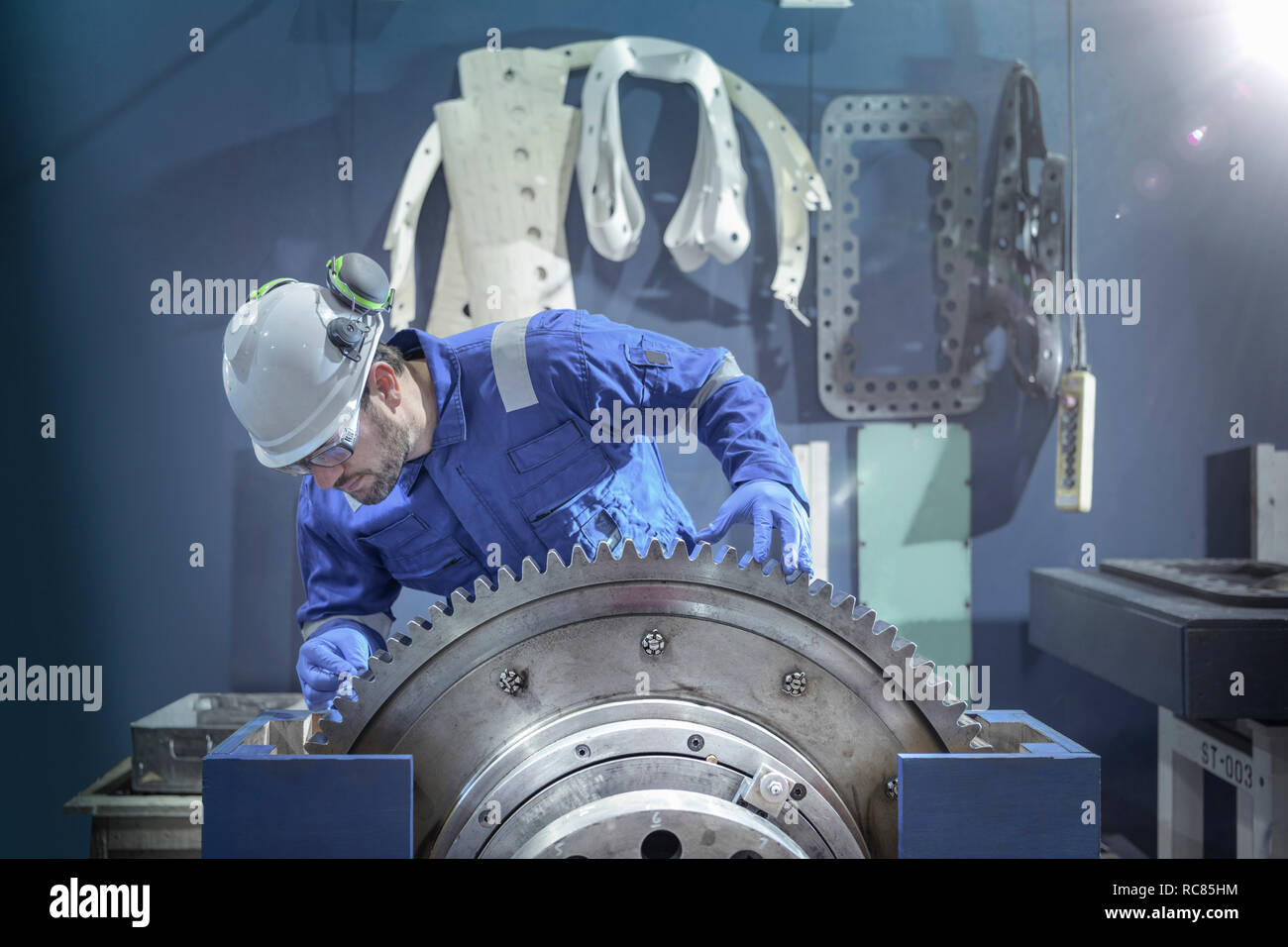 Engineer inspecting grand pignon lors de panne en gare d'énergie nucléaire Banque D'Images