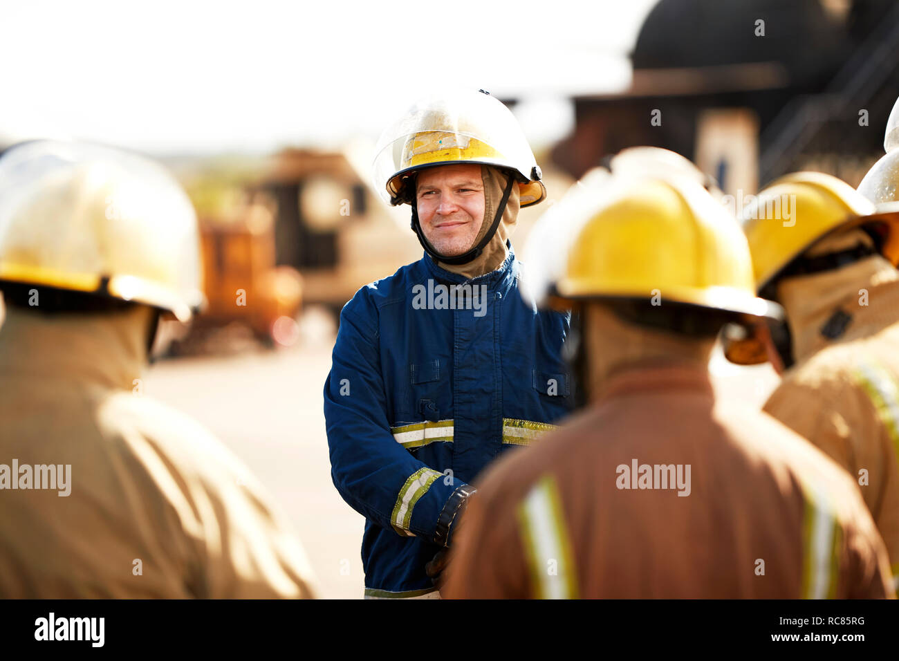 La formation des pompiers, les pompiers à l'écoute de superviseur au centre de formation, plus d'épaule Banque D'Images