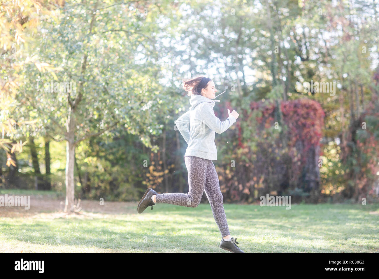 Cross country jogger running in park Banque D'Images