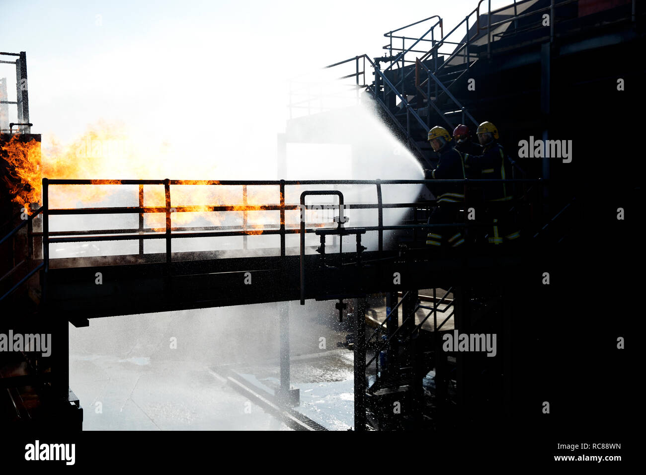 Formation des pompiers pour éteindre le feu sur l'immeuble en feu, Darlington, Royaume-Uni Banque D'Images