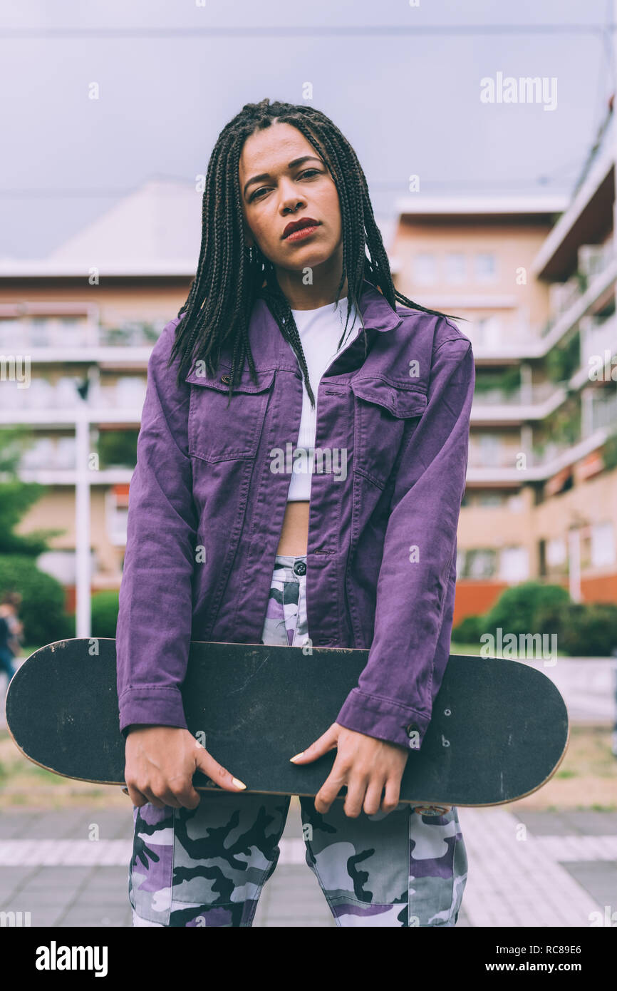Femme avec skateboard, Milan, Italie Banque D'Images