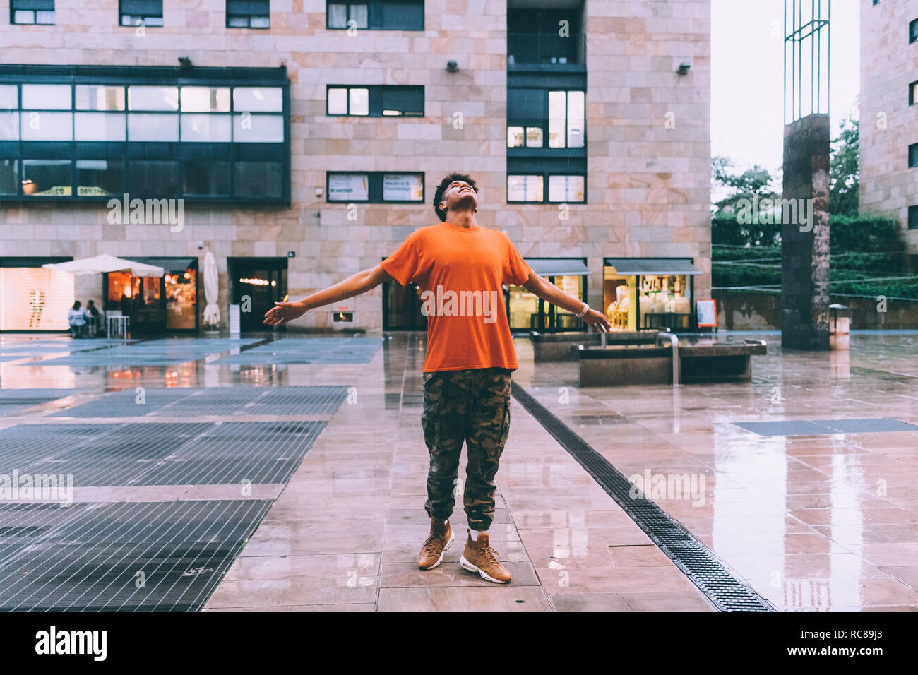 Accueillant l'homme de pluie dans la Vieille-Ville, Milan, Italie Banque D'Images