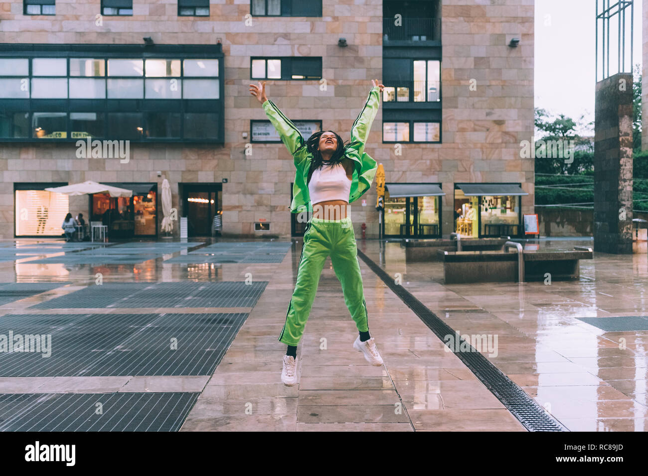 Bienvenue dans la pluie femme place de la ville, Milan, Italie Banque D'Images
