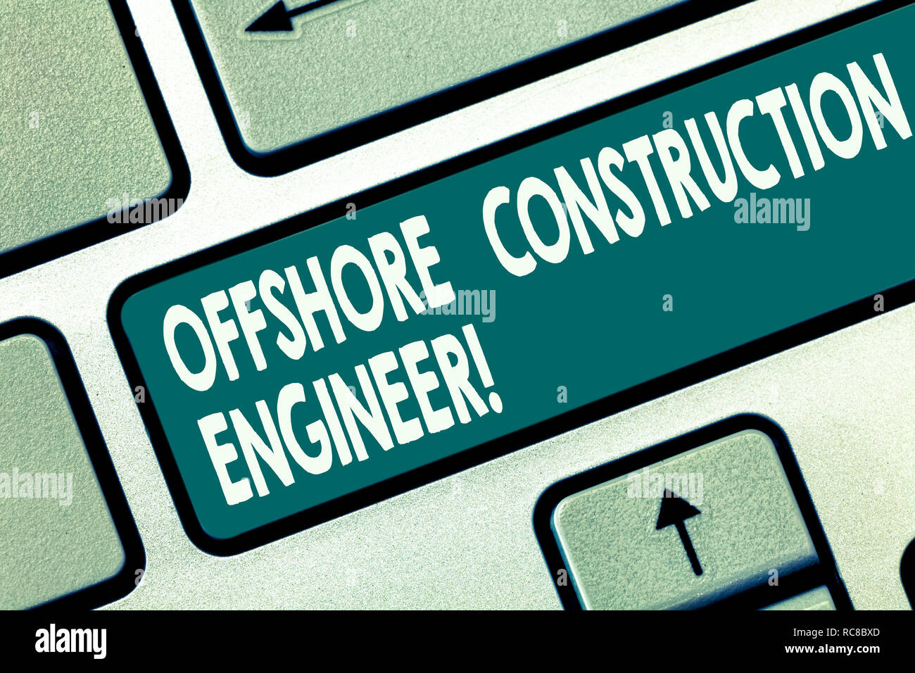 L'écriture de texte Word ingénieur de construction en mer. Concept d'affaires pour superviser l'installation dans un environnement marin touche clavier l'intention de créer des c Banque D'Images