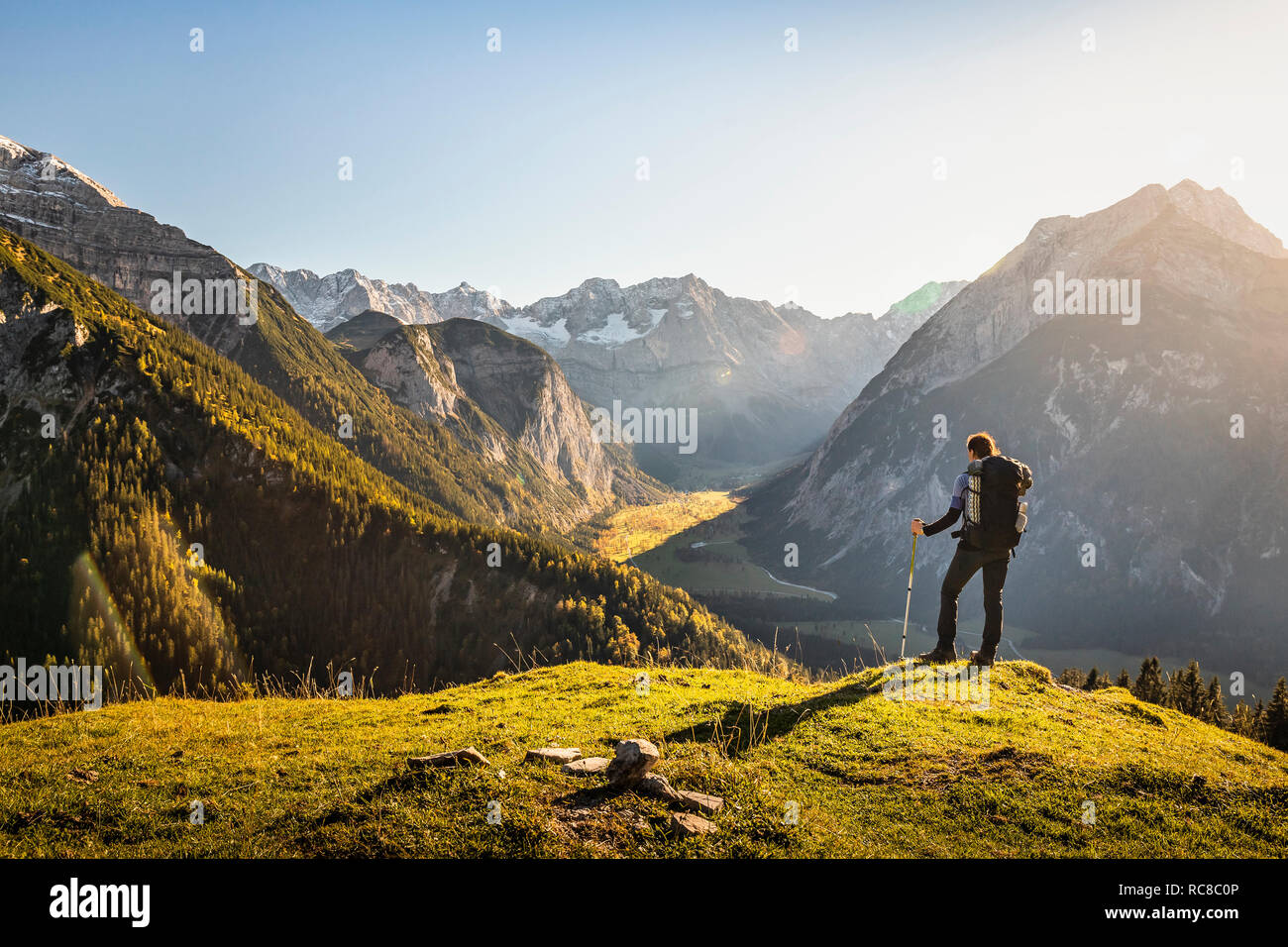 Hiker enjoying view, région de Karwendel, Hinterriss, Tirol, Autriche Banque D'Images