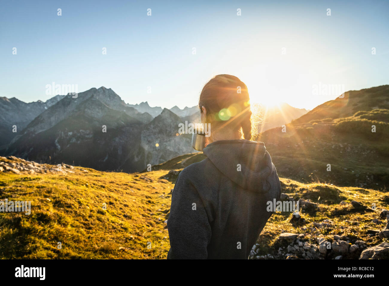 En randonneur pause avec boisson chaude, région de Karwendel, Hinterriss, Tirol, Autriche Banque D'Images