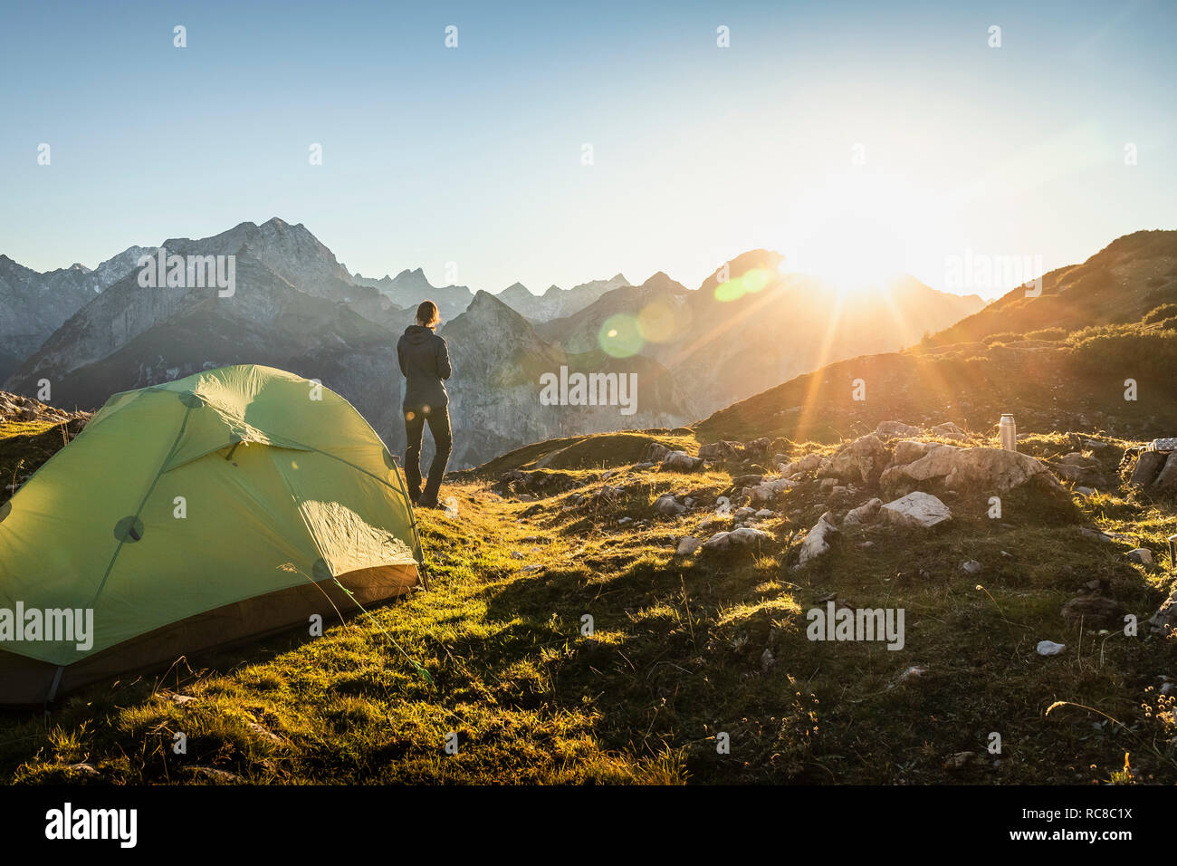 Par randonneur tente enjoying view, région de Karwendel, Hinterriss, Tirol, Autriche Banque D'Images