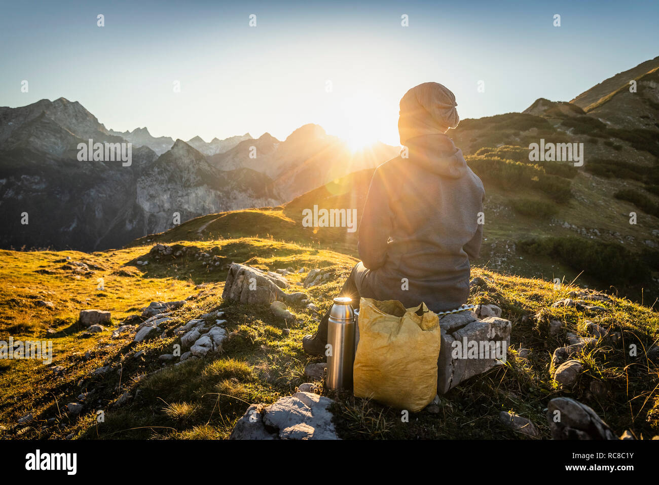 Hiker enjoying view, région de Karwendel, Hinterriss, Tirol, Autriche Banque D'Images