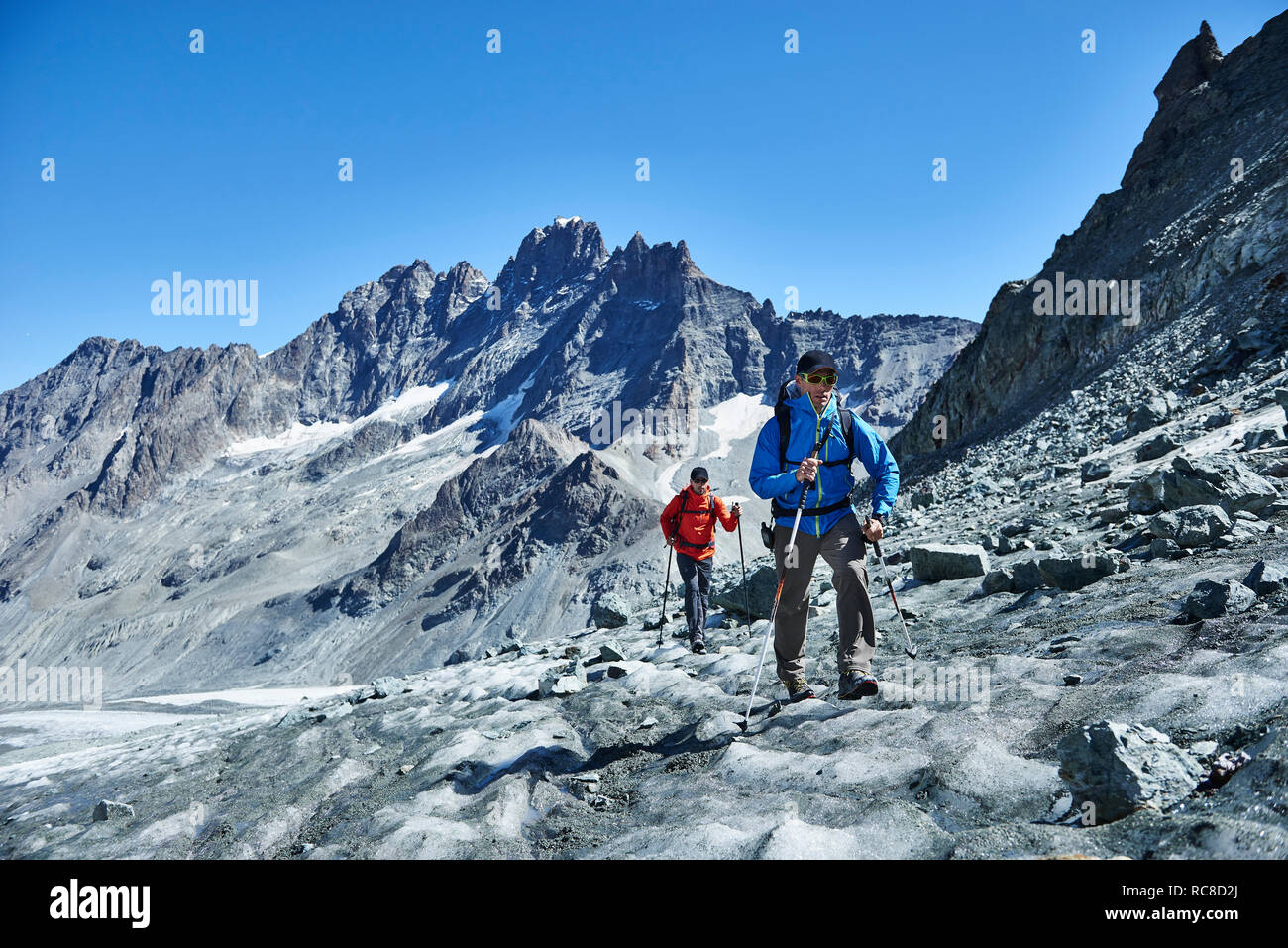 Amis Randonneurs à Mont Cervin, Matterhorn, Valais, Suisse Banque D'Images
