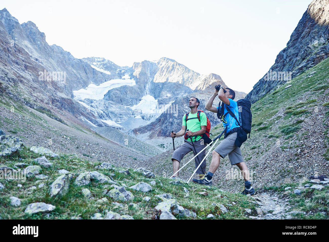 Les randonneurs à l'aide de jumelles, Mont Cervin, Matterhorn, Valais, Suisse Banque D'Images