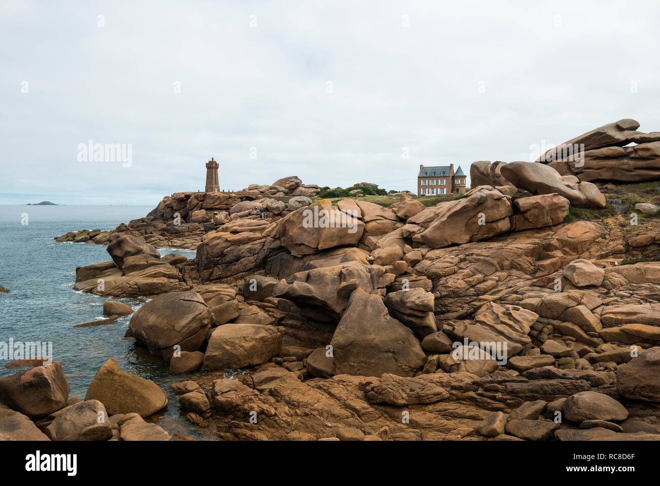 Maison Gustave Eiffel avec les roches de granit et Phare, phare de Ploumanac'h ou phare de dire Ruz, Côte de Granit Rose Banque D'Images