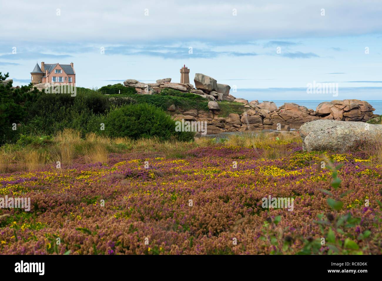 Maison Gustave Eiffel avec les roches de granit et Phare, phare de Ploumanac'h ou phare de dire Ruz, Côte de Granit Rose Banque D'Images