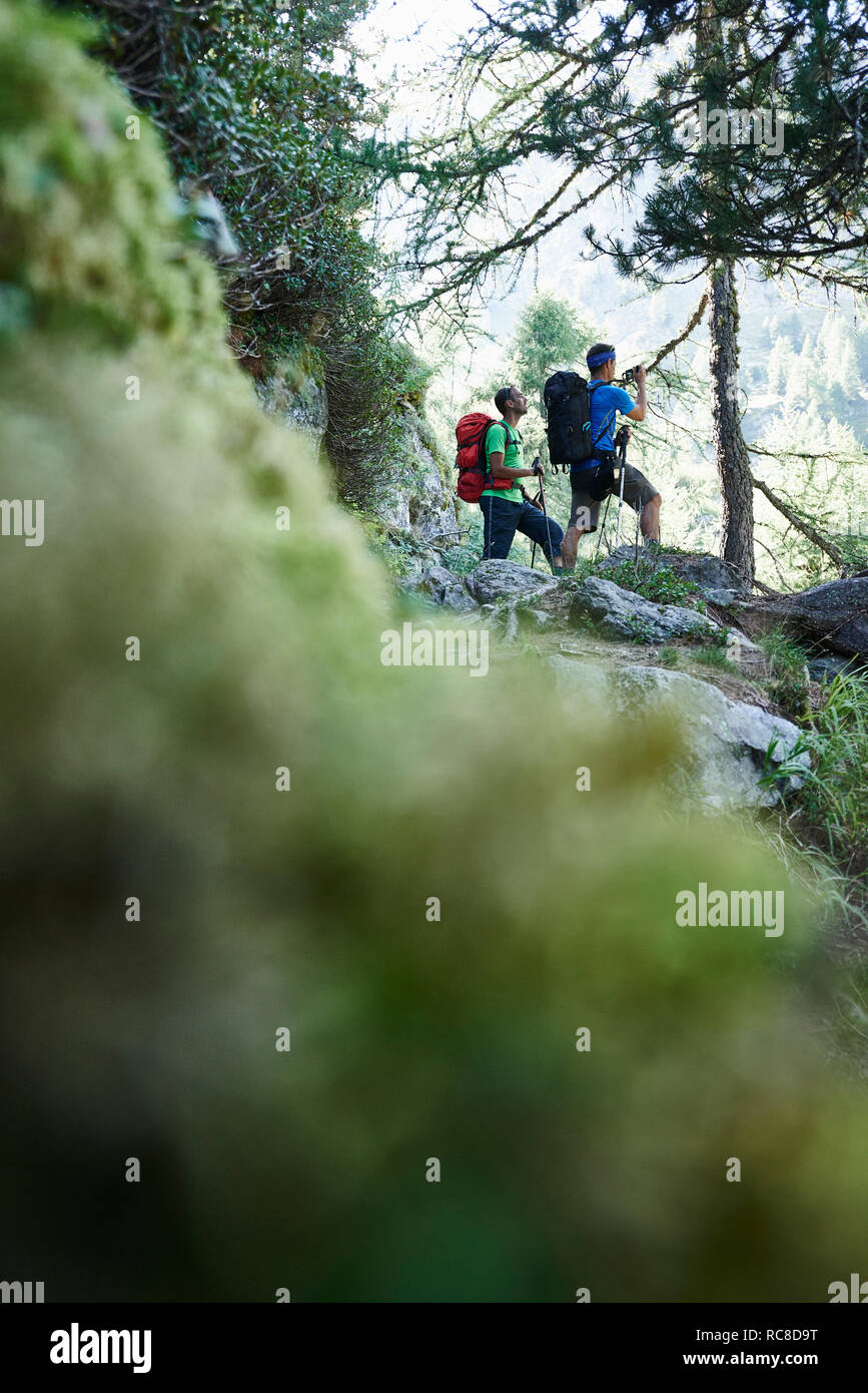 Les randonneurs s'arrêter pour casser, Mont Cervin, Matterhorn, Valais, Suisse Banque D'Images