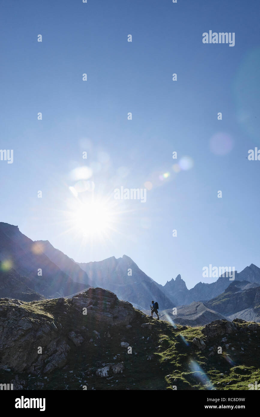 Randonneur aller jusqu'au sommet du rocher, Mont Cervin, Matterhorn, Valais, Suisse Banque D'Images