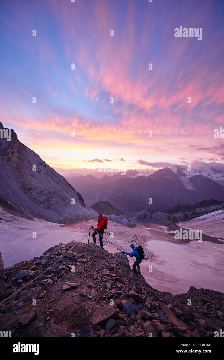 Les randonneurs climbing rock au coucher du soleil, le Mont Cervin, Matterhorn, Valais, Suisse Banque D'Images