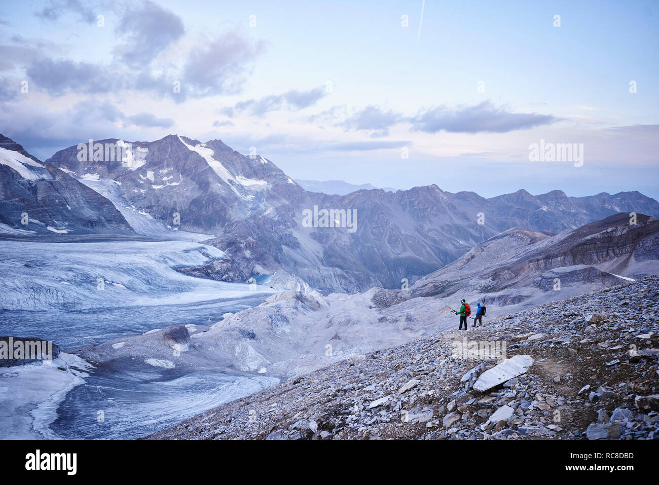 Amis Randonneurs à la recherche, dans le glacier du Mont Cervin, Matterhorn, Valais, Suisse Banque D'Images