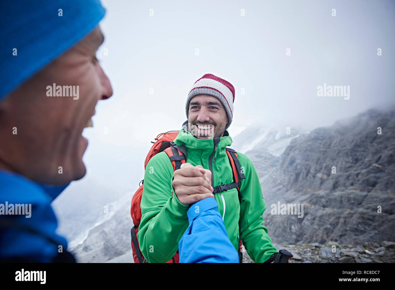 Les randonneurs se félicitant, Mont Cervin, Matterhorn, Valais, Suisse Banque D'Images