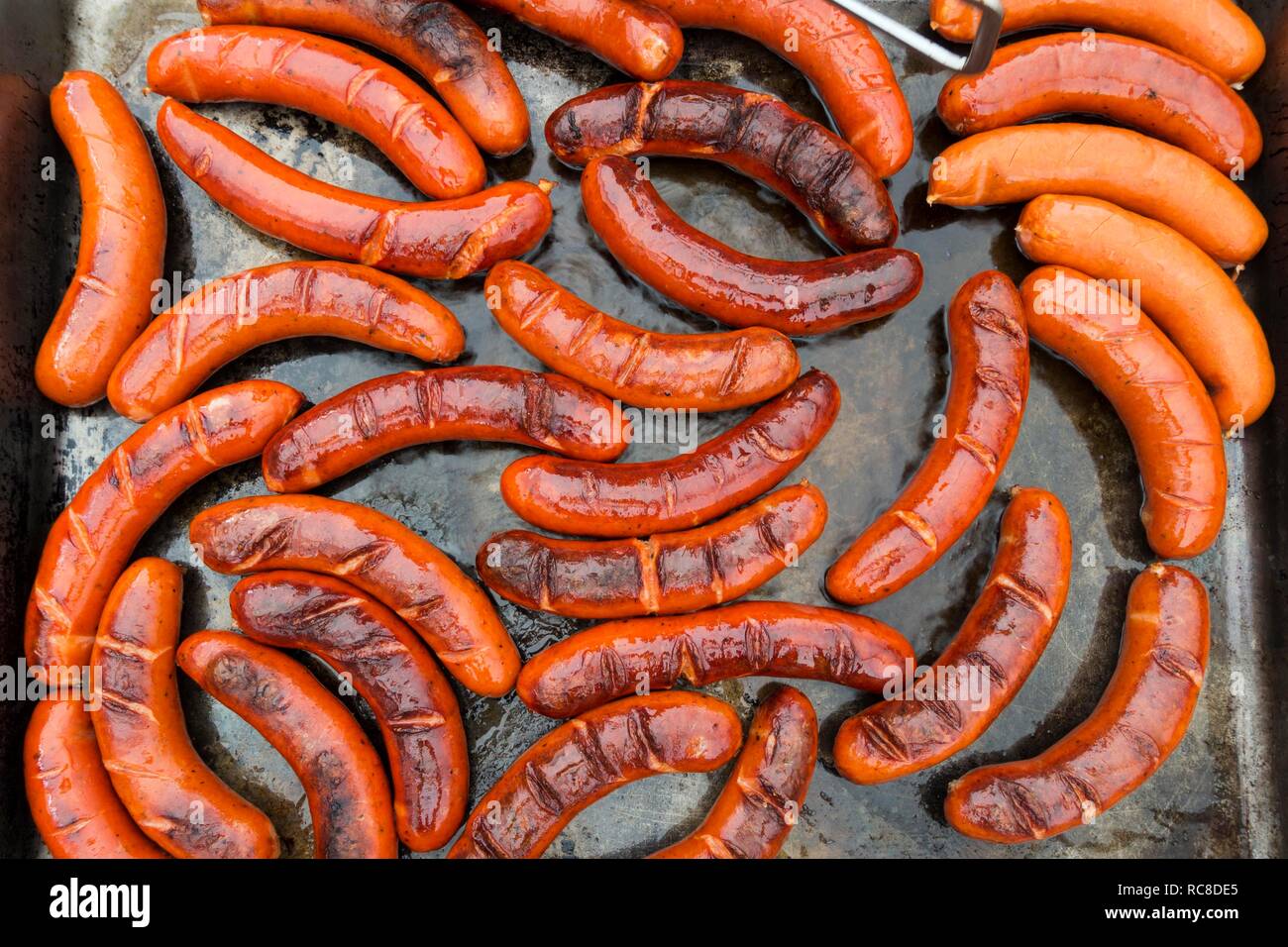 Saucisses grillées sur le gril, Bavière, Allemagne Banque D'Images