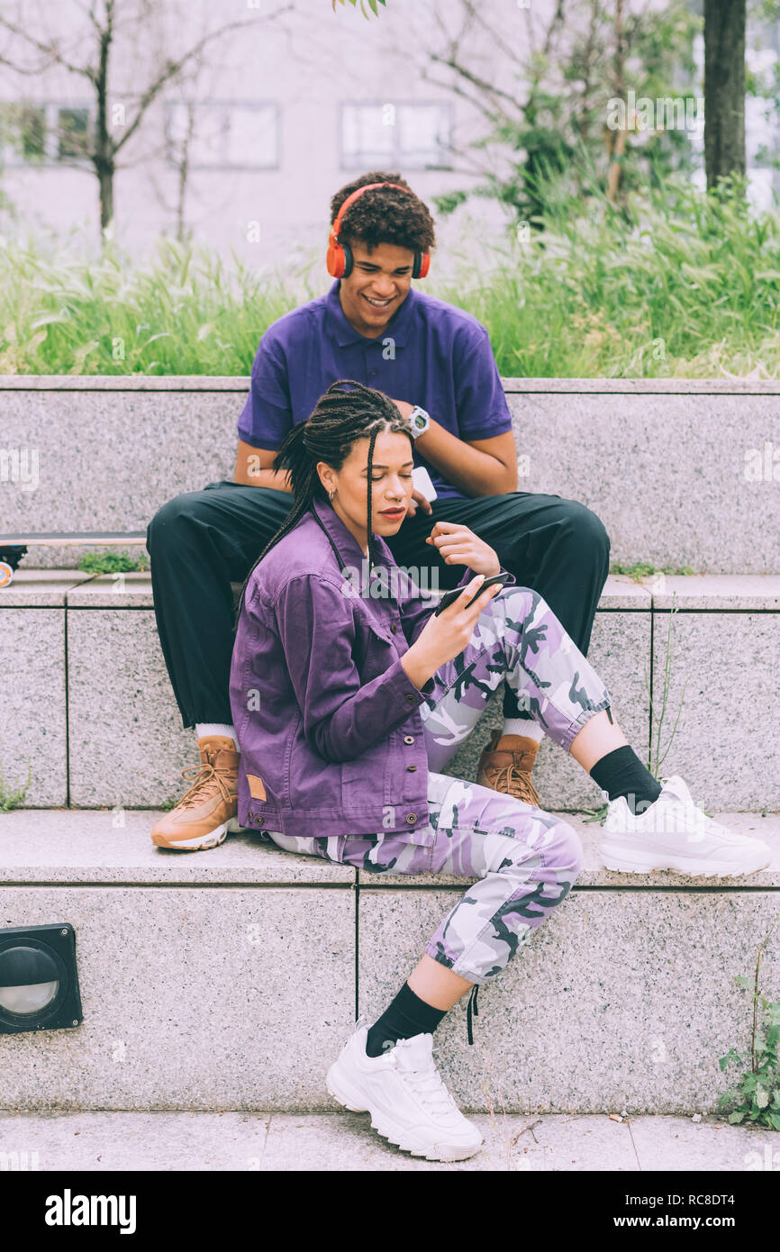 Frère et sœur d'observer sur l'ensemble mobile, Milan, Italie Banque D'Images
