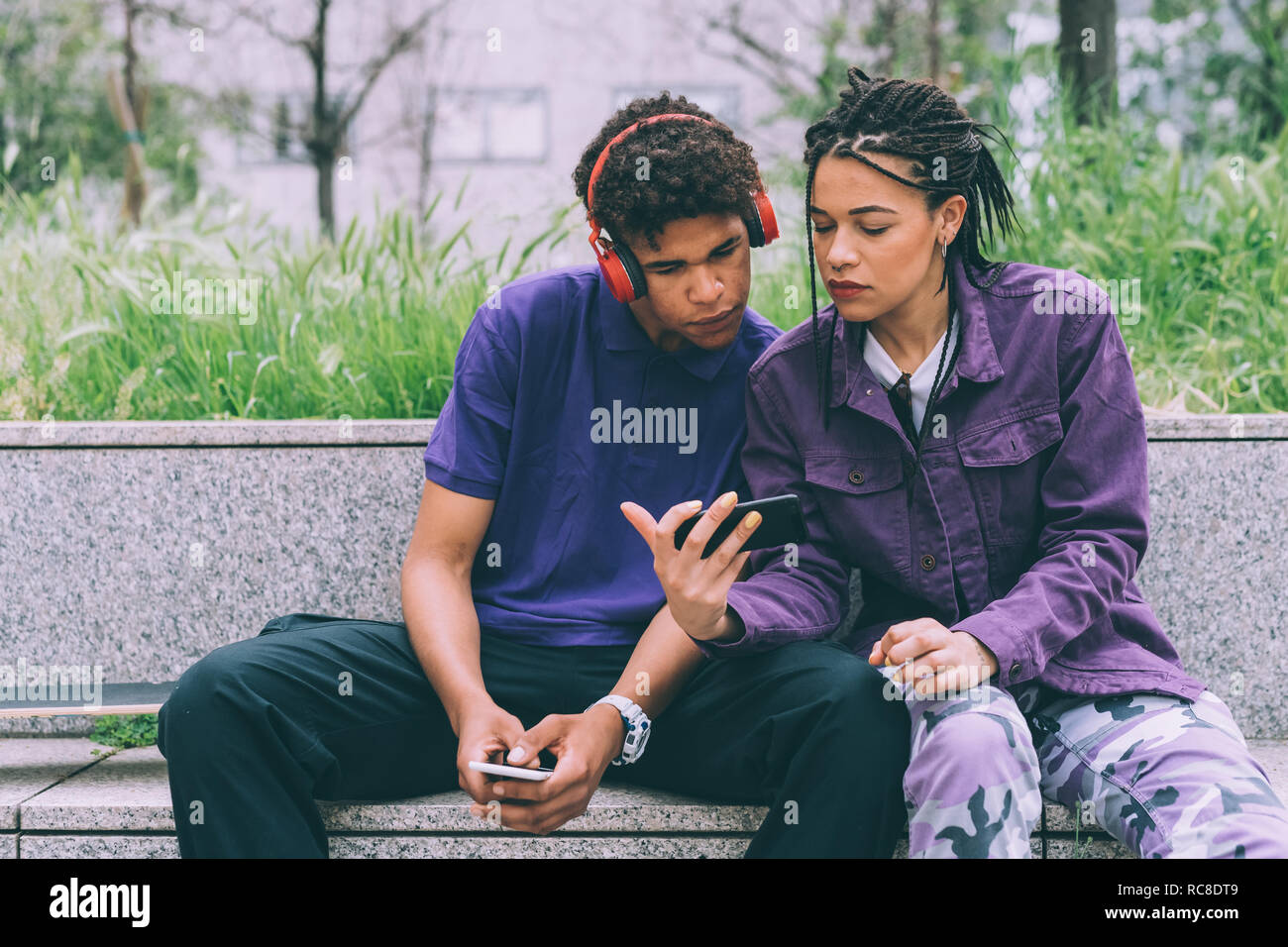 Frère et sœur d'observer sur l'ensemble mobile, Milan, Italie Banque D'Images