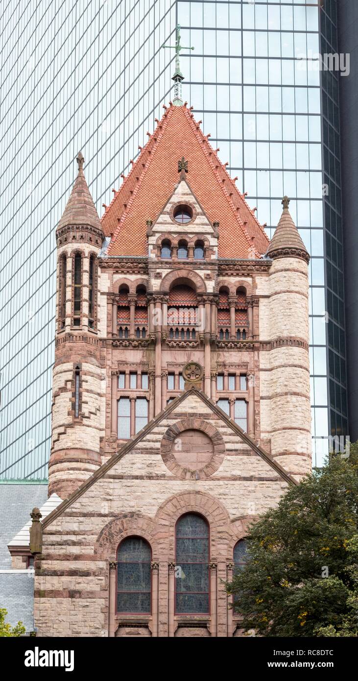L'église Trinity en face de façade en verre, Copley Square, Boston, Massachusetts, USA Banque D'Images