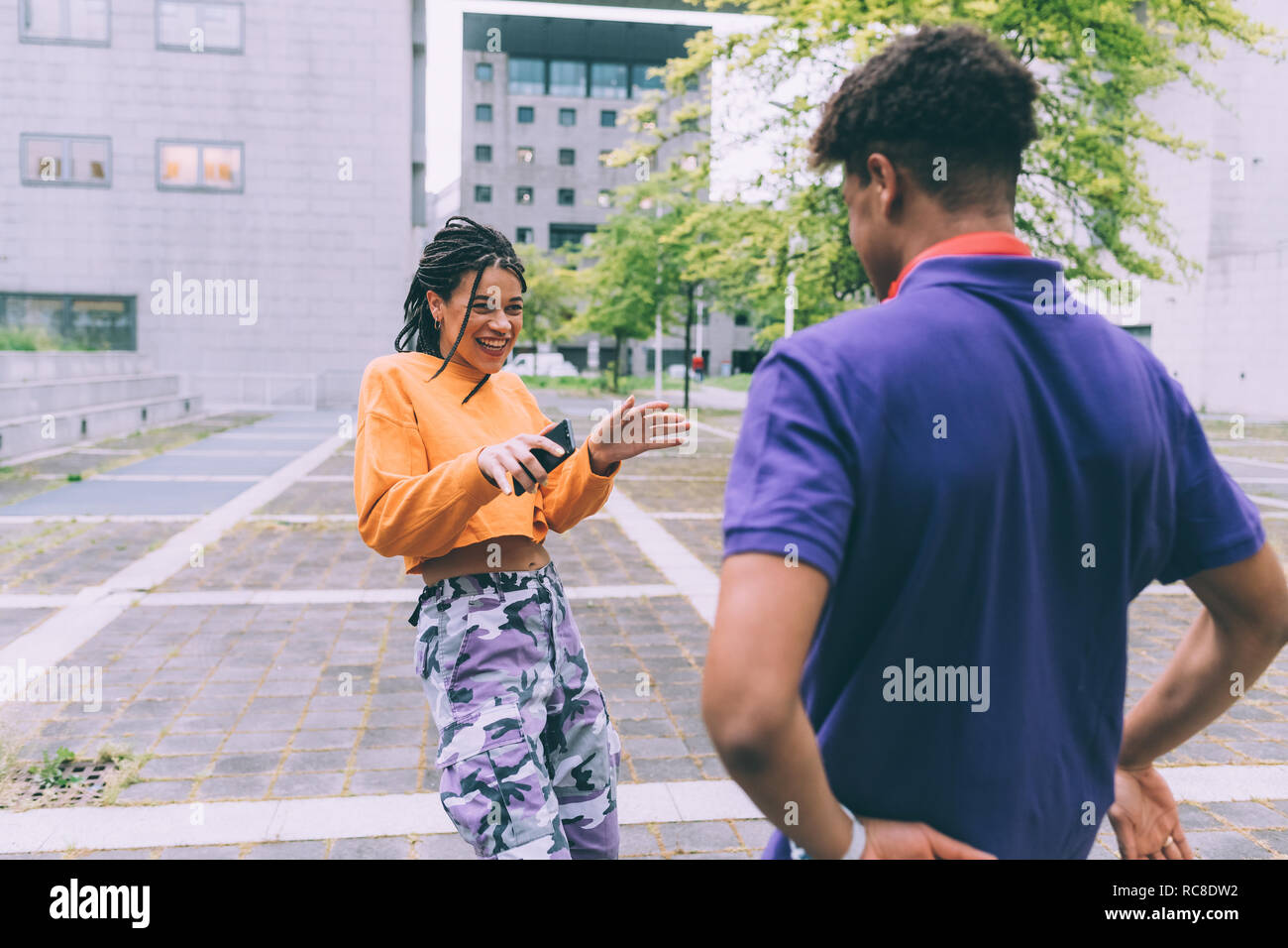 Frère et sœur danser et rire, Milan, Italie Banque D'Images