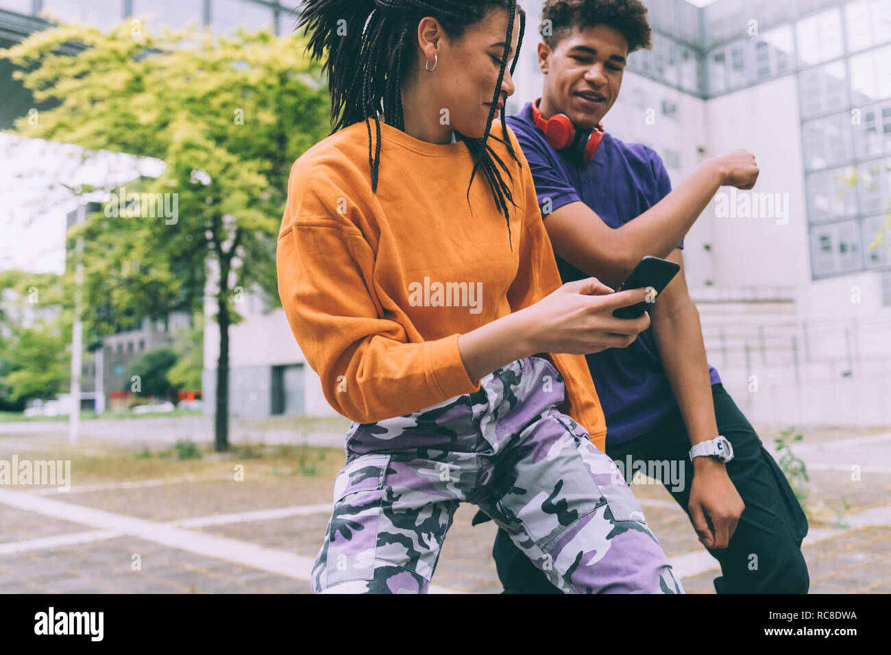 Frère et sœur danser sur les séquences vidéo sur mobile, Milan, Italie Banque D'Images