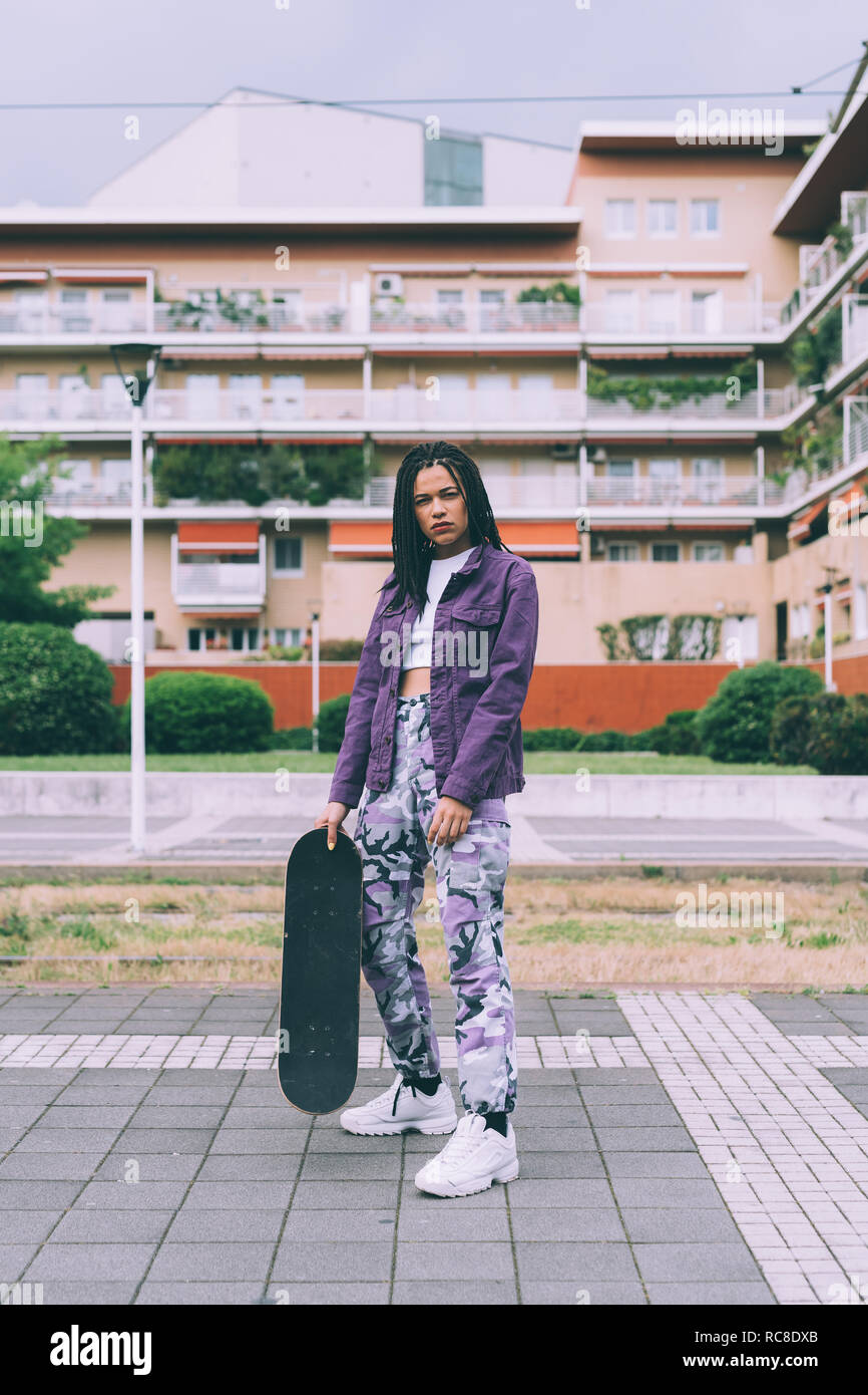 Femme avec skateboard, Milan, Italie Banque D'Images