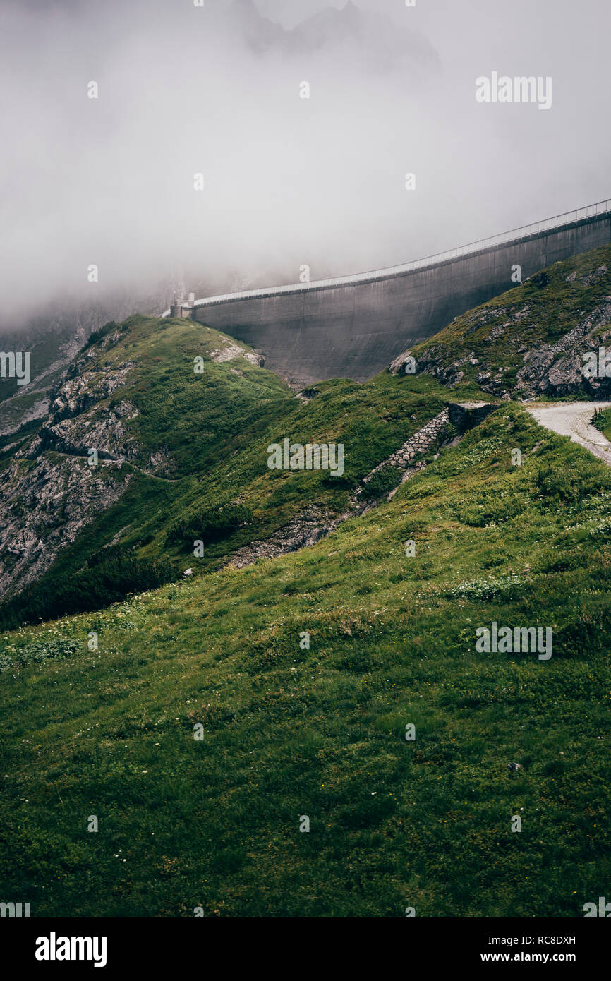 Route sinueuse dans les Alpes, marque, Vorarlberg, Autriche Banque D'Images