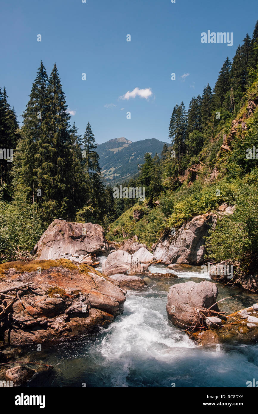Dans la rivière Nuziders, Vorarlberg, Autriche Banque D'Images
