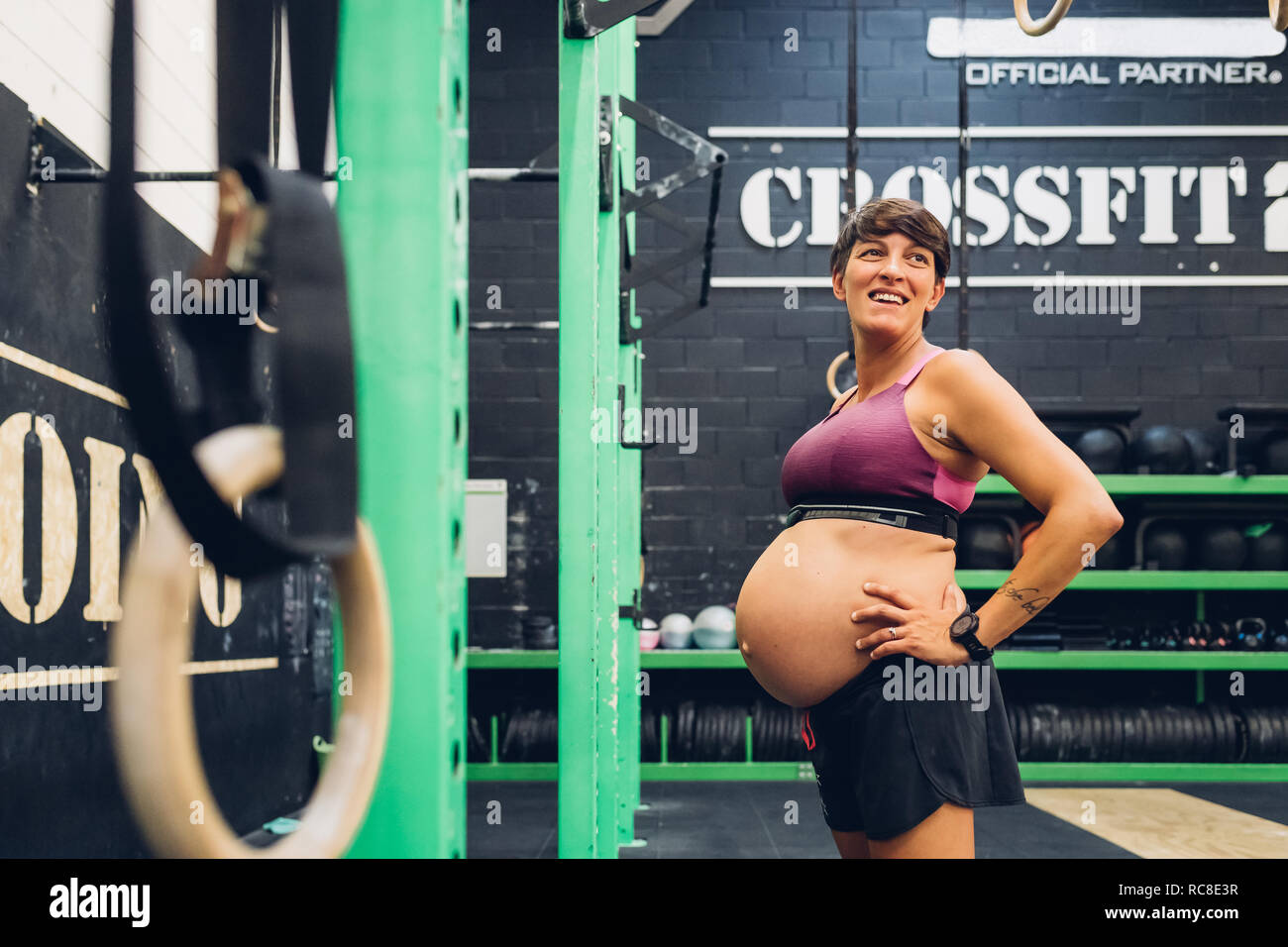 Pregnant woman standing in gym Banque D'Images