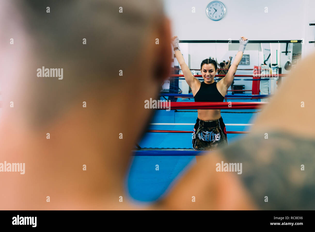 Boxeurs hommes et femmes travaillant à l'arène de boxe Banque D'Images
