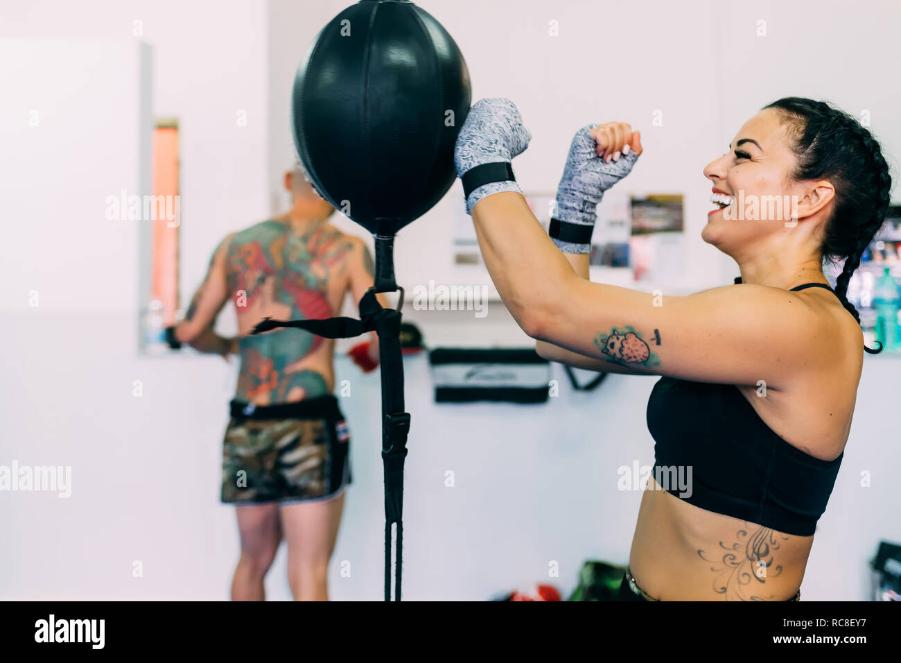 Femme à l'aide de sac in gym Banque D'Images