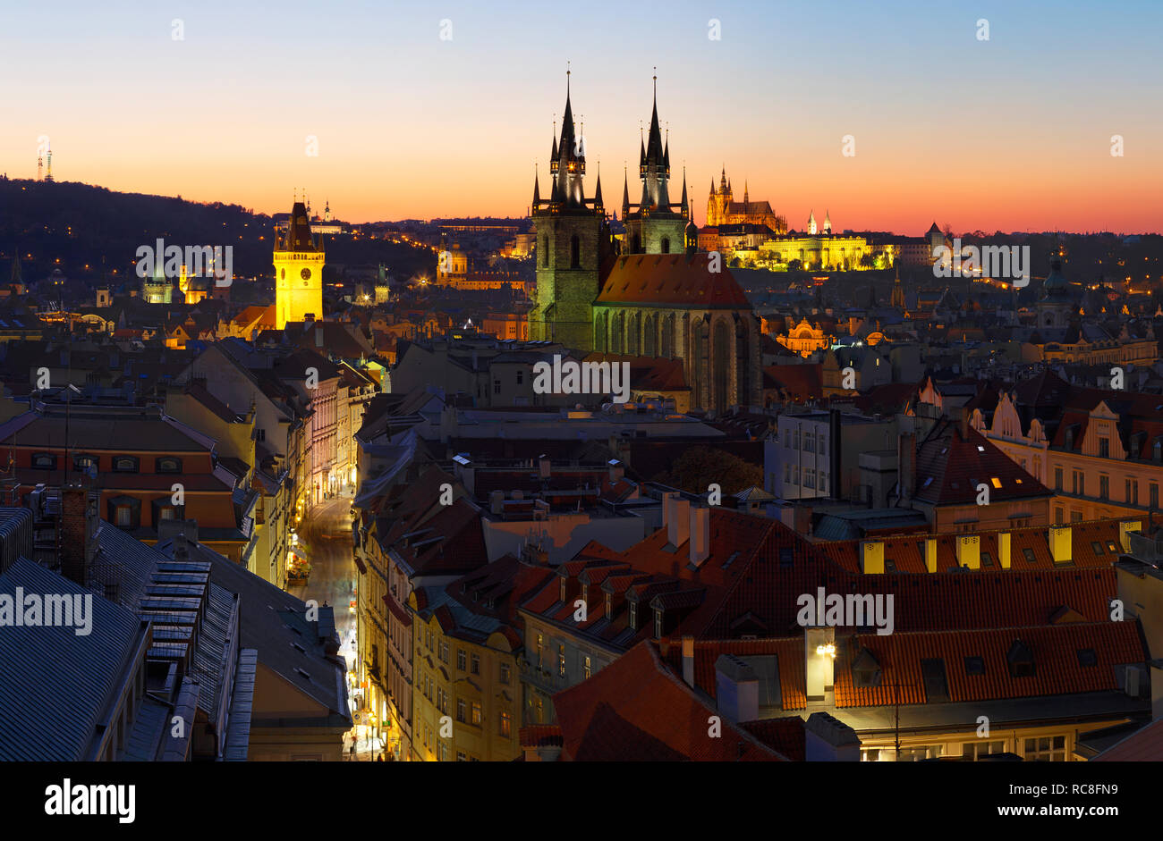 Prague - Le crépuscule ower la ville avec l'église de Notre-Dame de Týn et le château avec la cathédrale en arrière-plan au crépuscule. Banque D'Images