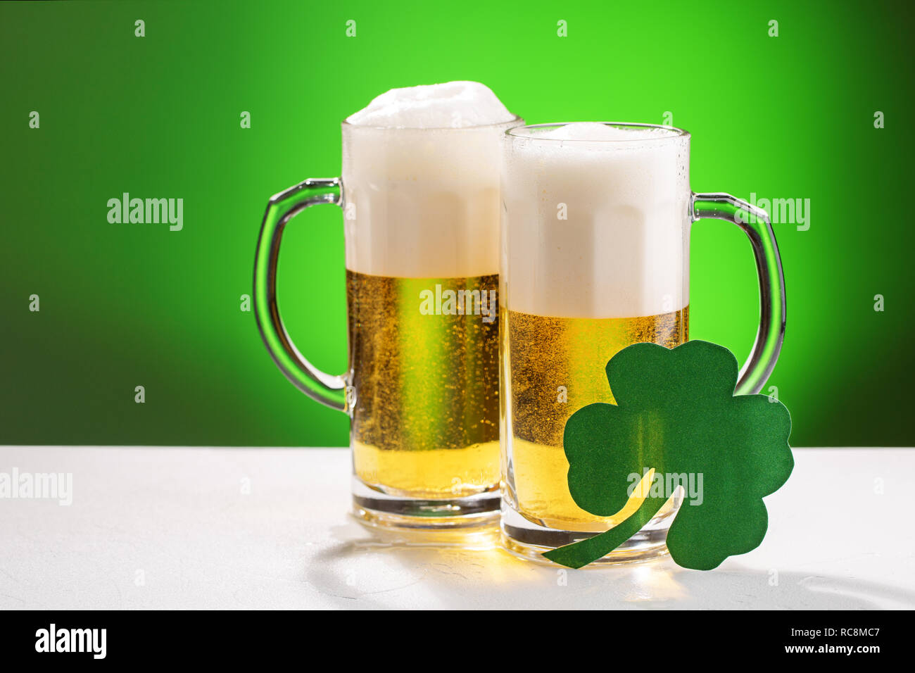 Deux chopes de bière. Concept pour la Saint-Patrick. Banque D'Images