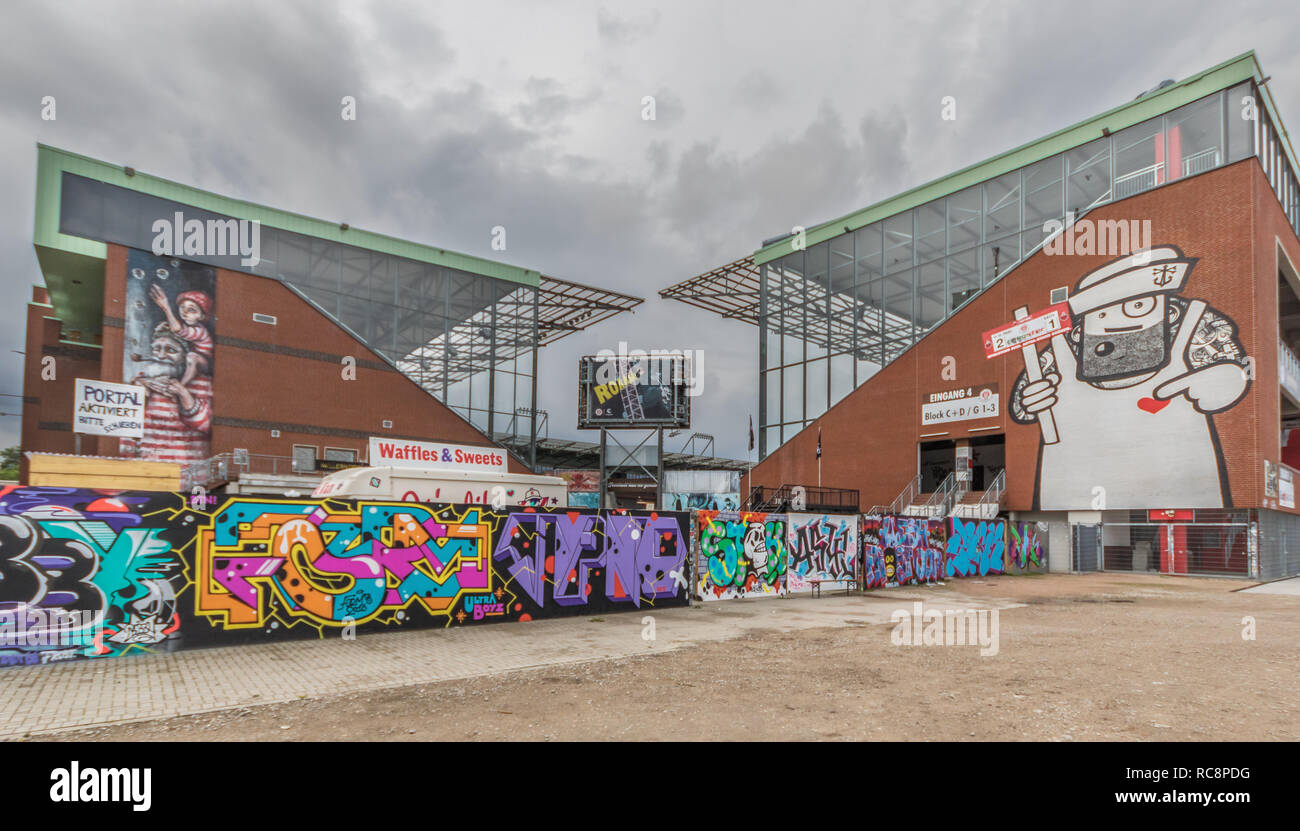 Hambourg, Allemagne - avec ses supporters identifiés par leur soutien à la politique de l'aile gauche, FC St Pauli est un club de football très populaire Banque D'Images