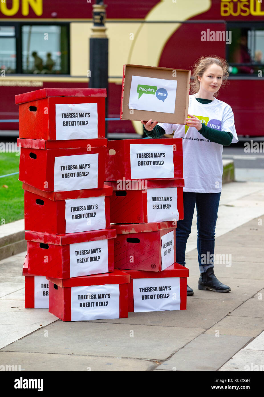 Les partisans de l'Europe Pro offre "traiter ou pas d'accord' dans la place du Parlement, Westminster. Les manifestants en faveur d'un séjour en Europe et les 28 états membres Banque D'Images