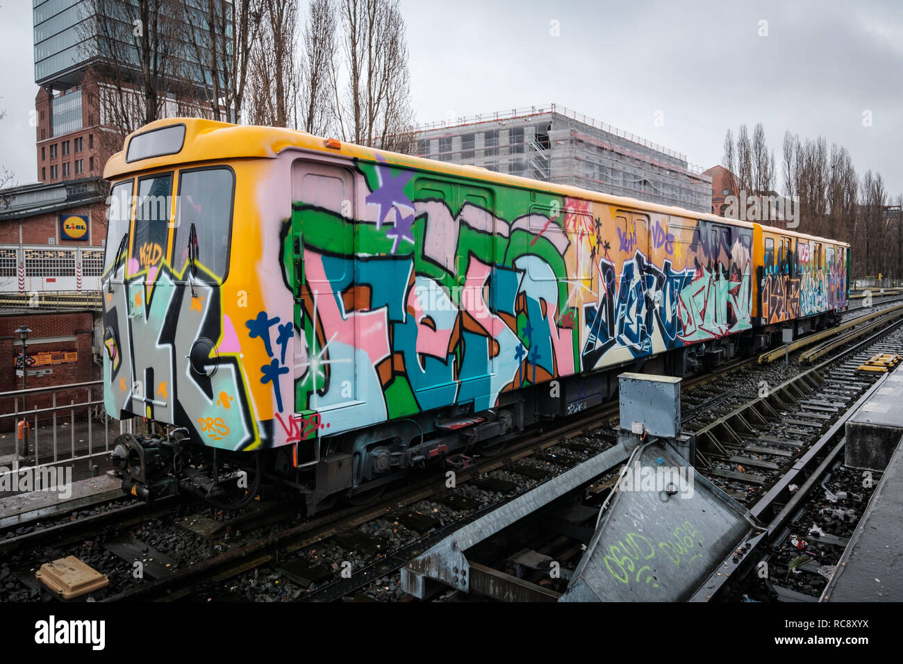 Berlin, Allemagne - janvier 2019 : Graffiti sur train de métro de Berlin /U-Bahn de la LPP Banque D'Images