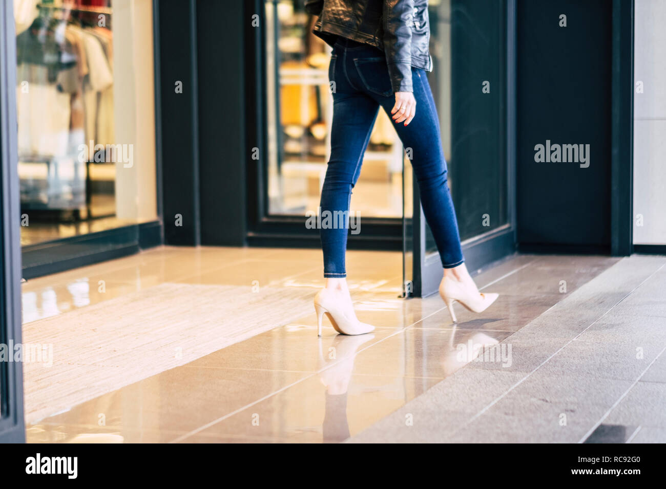 Fashion woman walking in stretch skinny jeans à l'extérieur d'un magasin après l'activité commerçante de la ville - mall concept pour dame avec jambes minces et de la mode s Banque D'Images