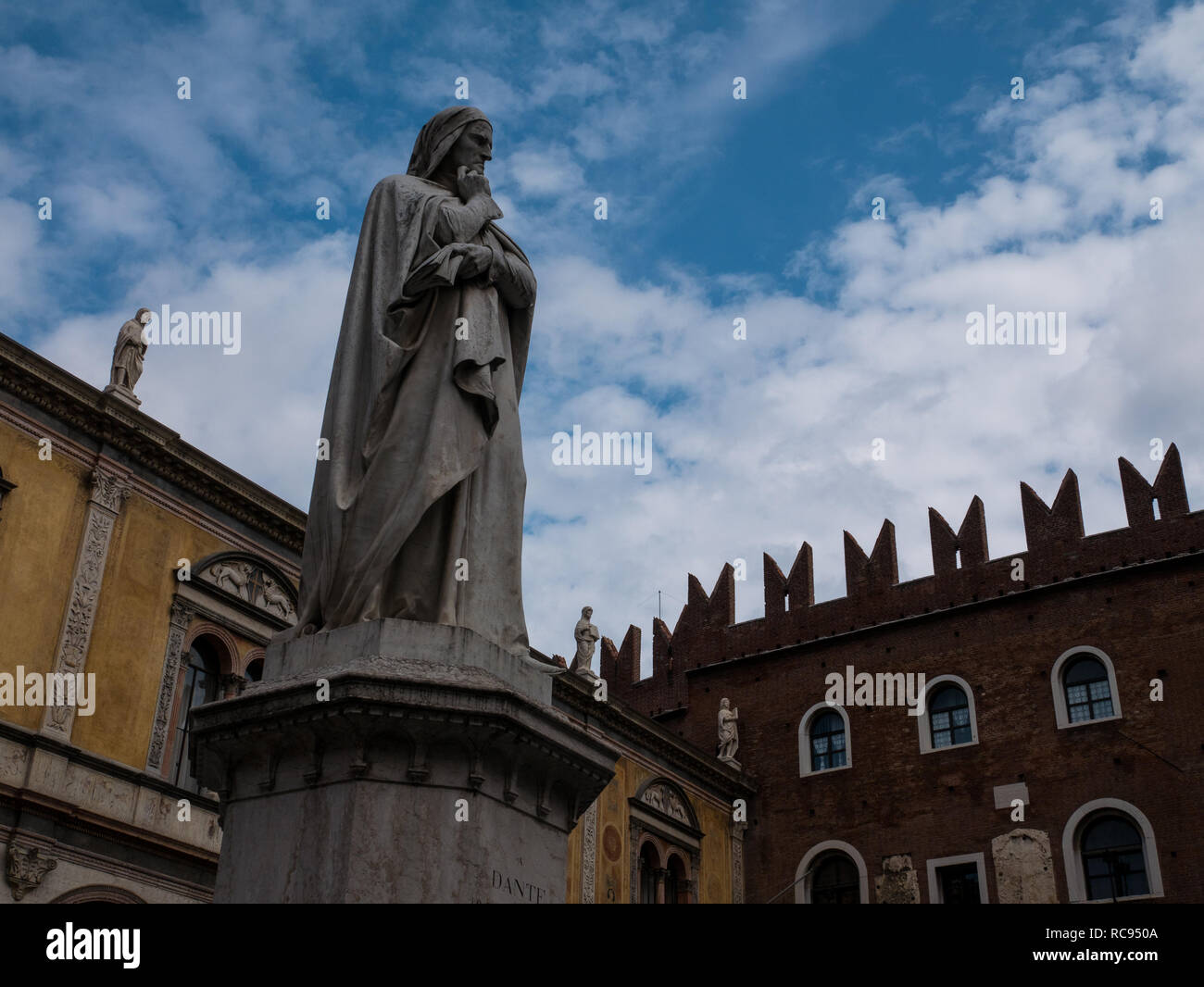 Piazza Dante, une statue représentant le célèbre écrivain Dante Alighieri, les travaux les plus importants de l'écrivain est la Divine Comédie Banque D'Images