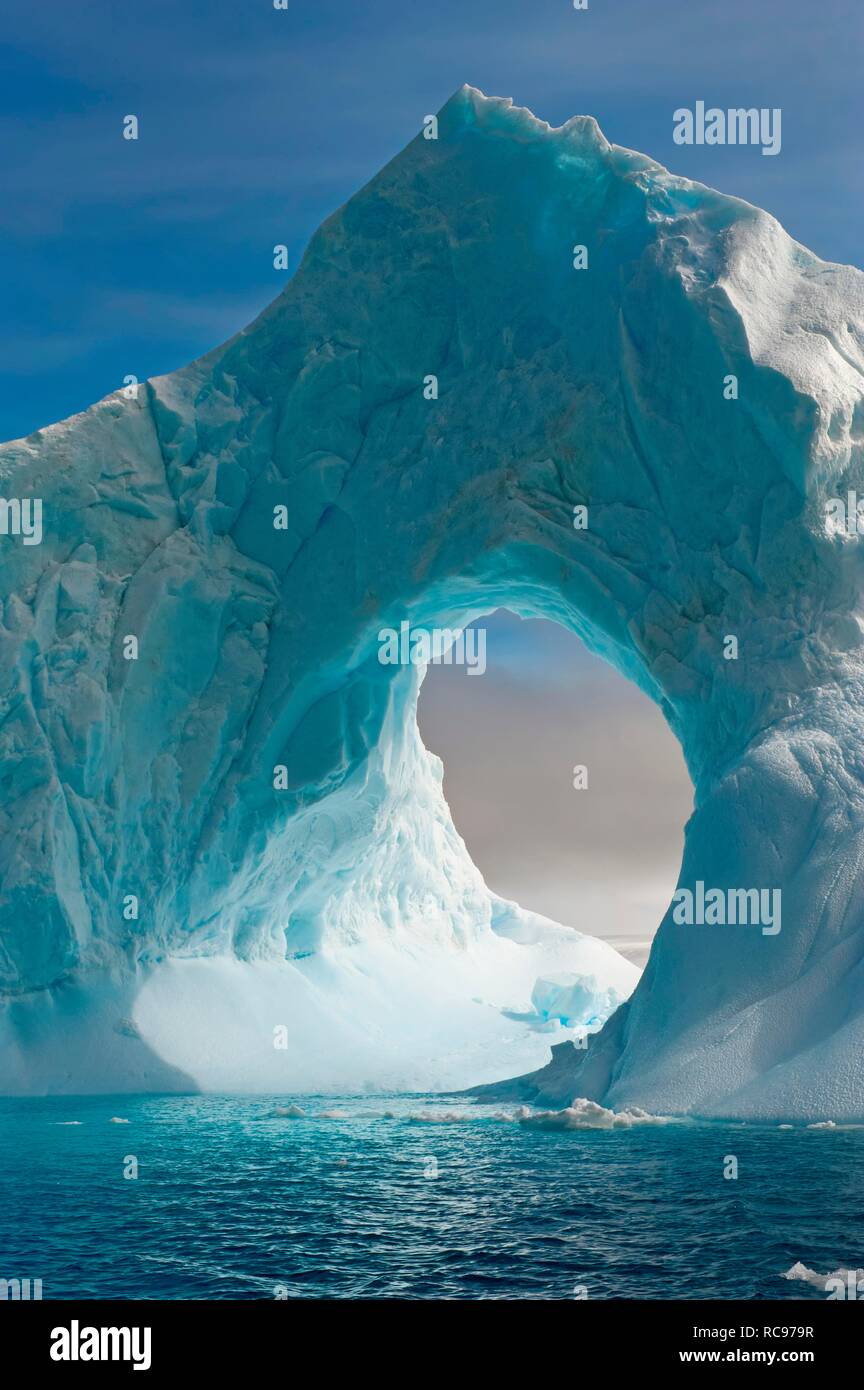 Arche naturelle taillée dans un iceberg, le son de l'Antarctique, Péninsule Antarctique, l'Antarctique Banque D'Images
