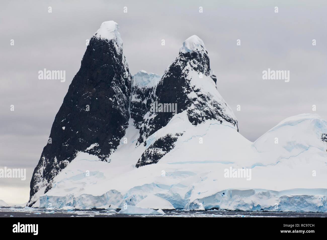 Montagnes et banquise, Canal Lemaire, Péninsule Antarctique, l'Antarctique Banque D'Images