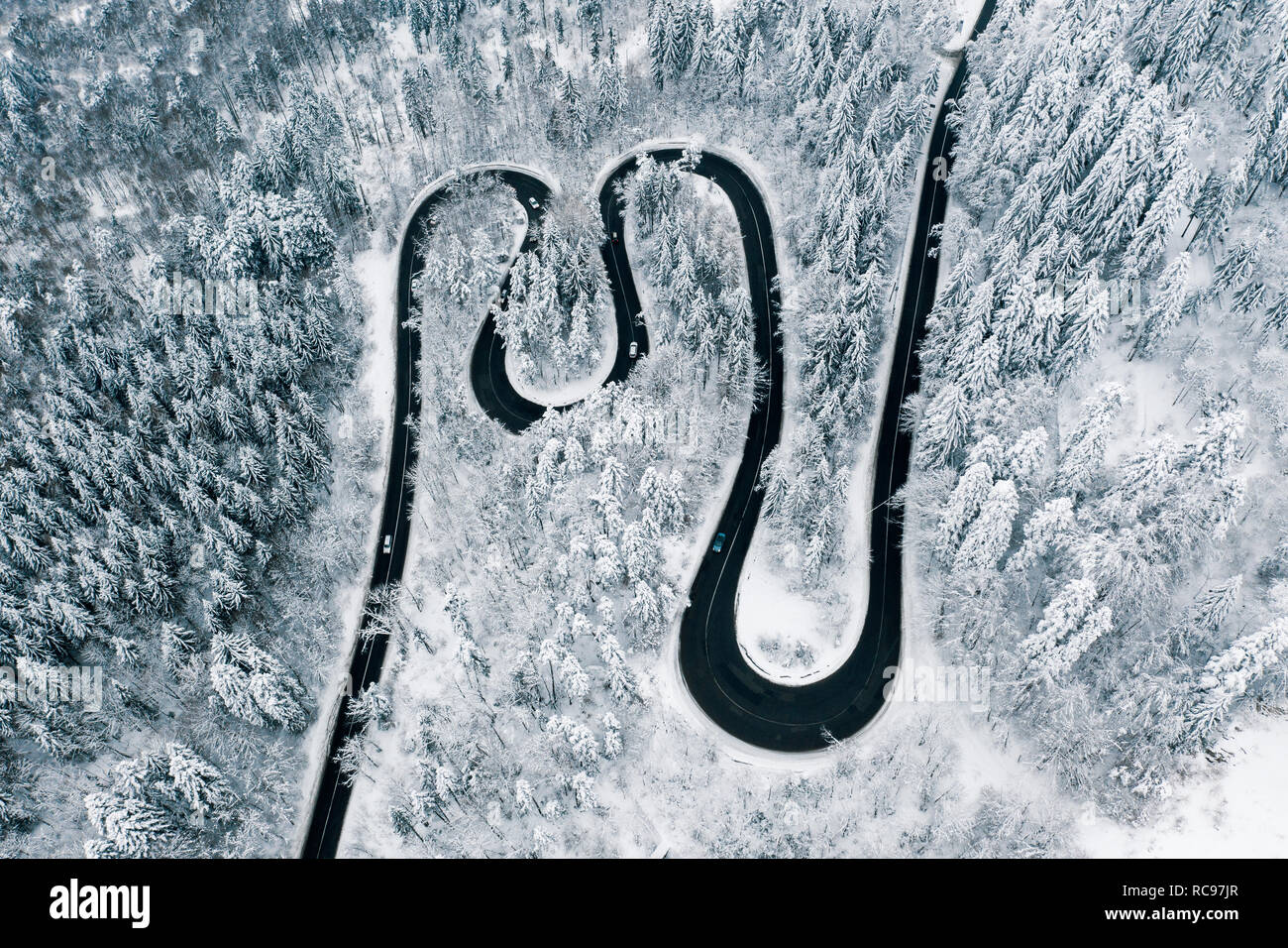 L'autoroute à travers la neige dans les montagnes Banque D'Images