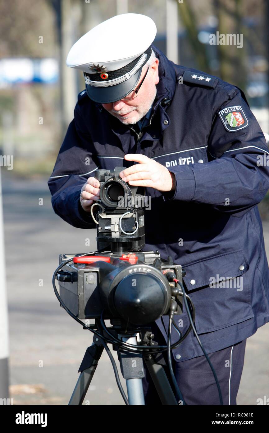 Agent de police la préparation d'une commande de vitesse radar caméra, photocall, vérifier la vitesse de marathon la police en Rhénanie du Nord-Westphalie Banque D'Images