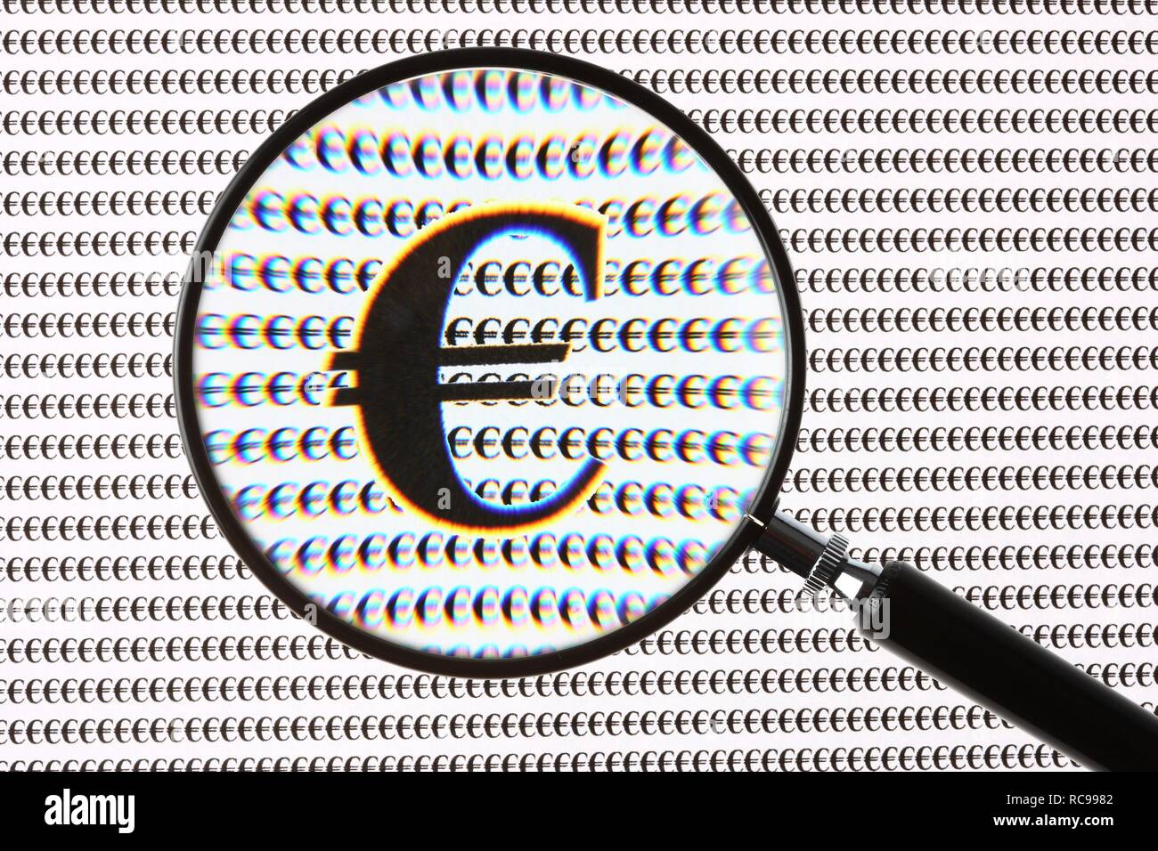 Signe de l'euro à travers une loupe Banque D'Images