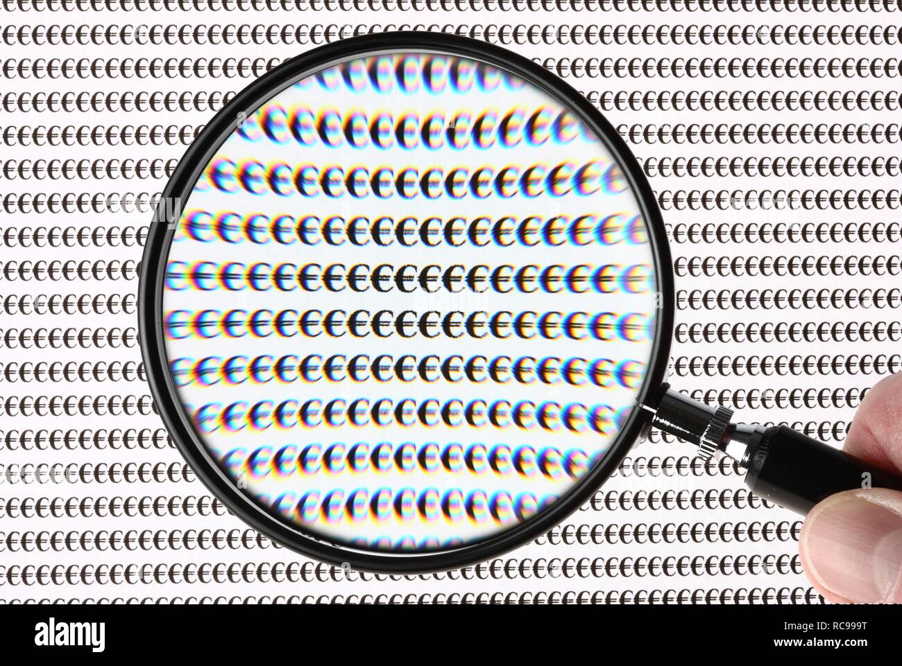 Signe de l'euro à travers une loupe Banque D'Images