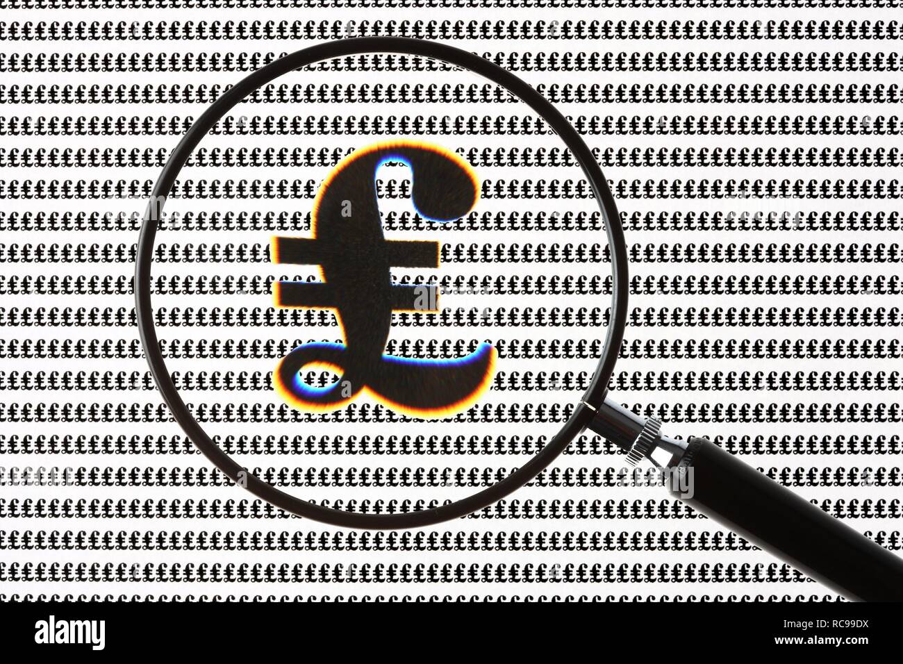 Symbole, Symbole monétaire de la livre sterling, à travers une loupe Banque D'Images