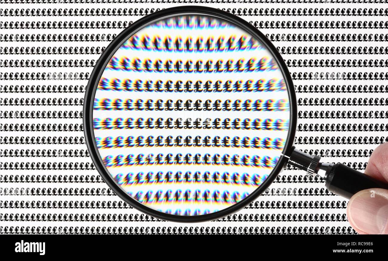 Symbole, Symbole monétaire de la livre sterling, à travers une loupe Banque D'Images